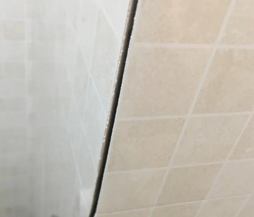涞源瓷砖空鼓维修公司分享阳台瓷砖脱落的修复过程可以分为以下几个步骤